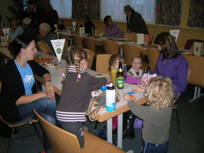 Eintreffen der Kinder mit Muetter.jpg